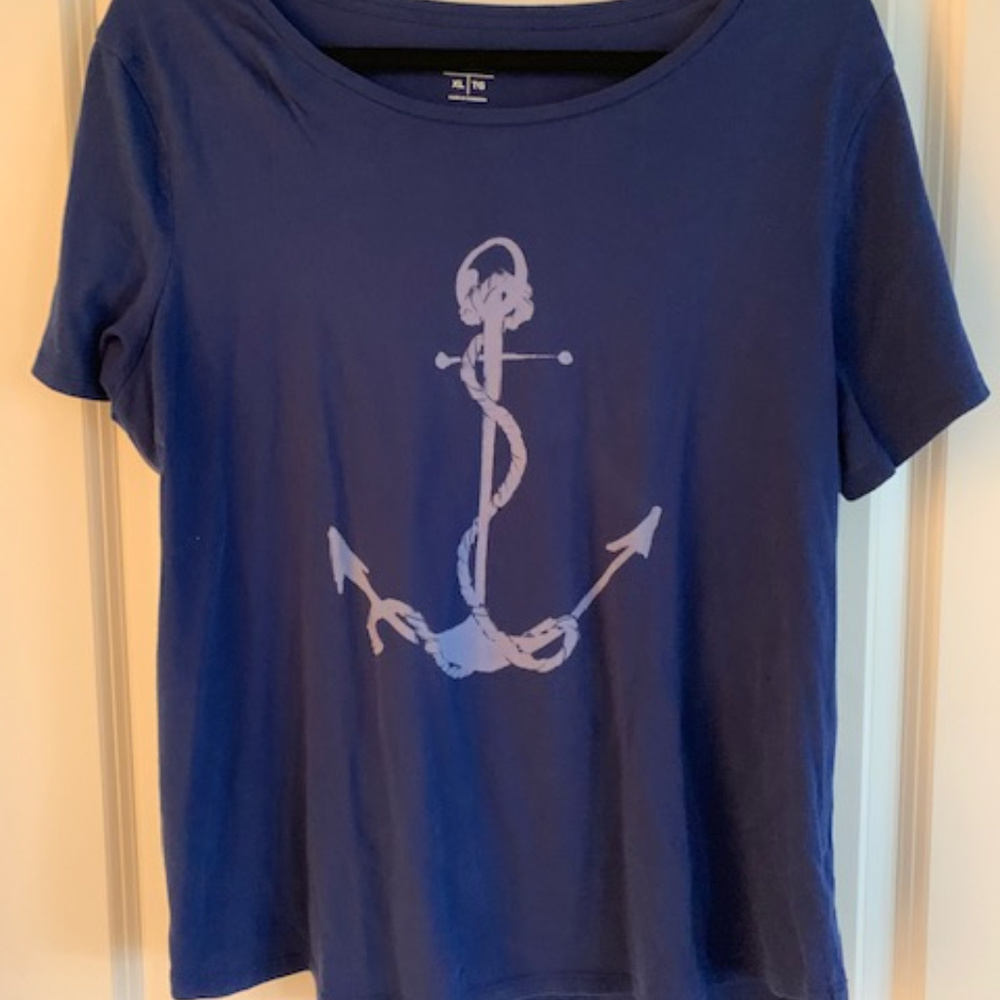 Old Navy tee shirt